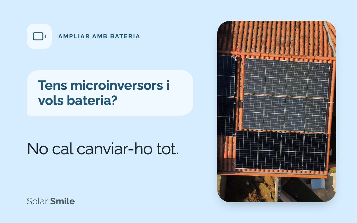 Portada: «Tens microinversors i vols bateria? No cal canviar-ho tot», al costat d’una vista aèria de la teulada amb plaques solars